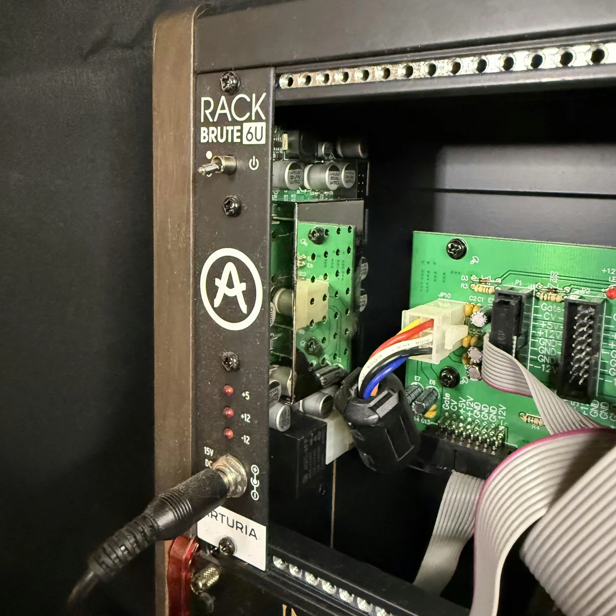 写真:RackBrute6Uの電源
